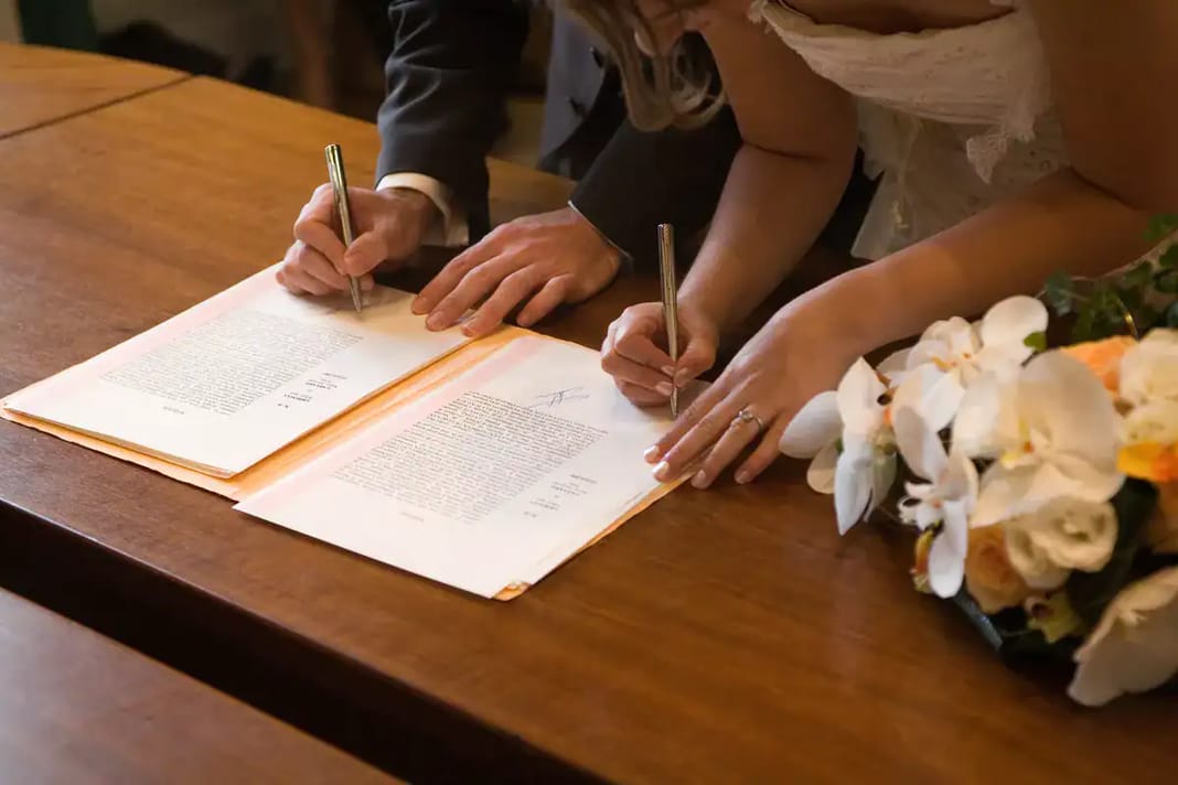 Signature de mariage lors d'une cérémonie officielle en France.