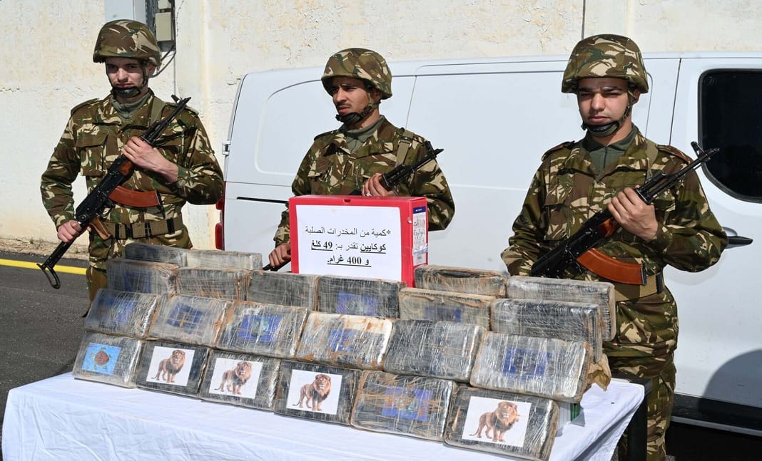 Algérie : saisie record de 86 kg de cocaïne par l’armée Soldats algériens avec des sacs de drogue saisis lors d'une opération.