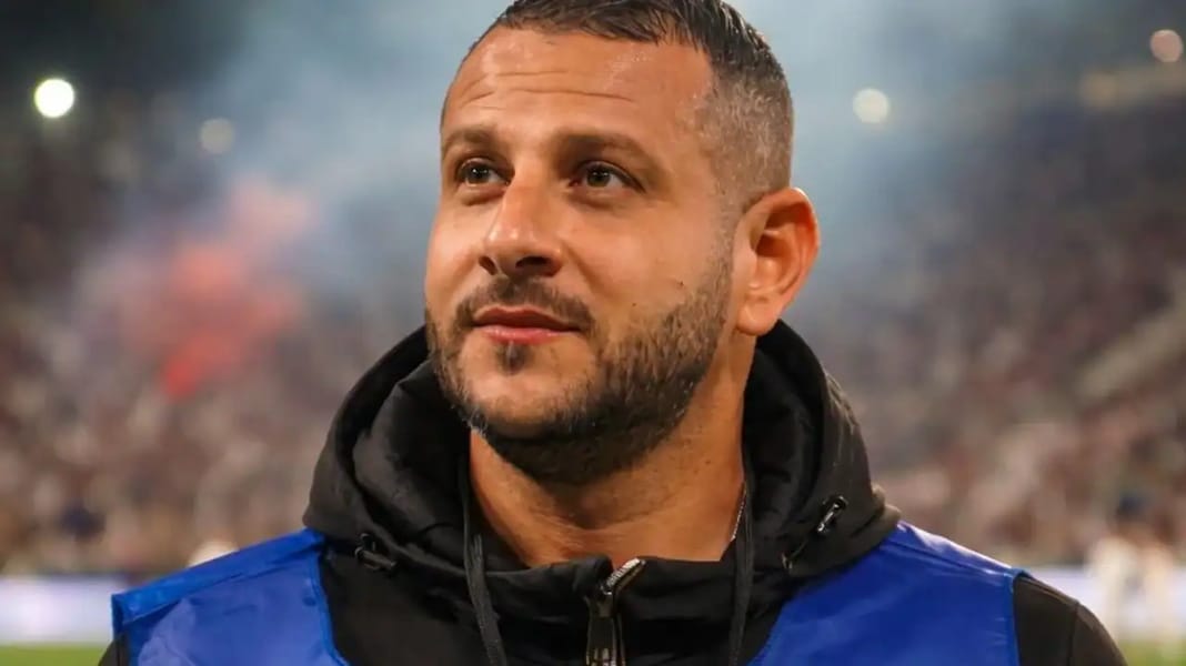Découvrez le phénomène Othmane DZ : passion et expertise réunies ! Othmane DZ, passionné de football, sur le terrain lors d'une compétition.