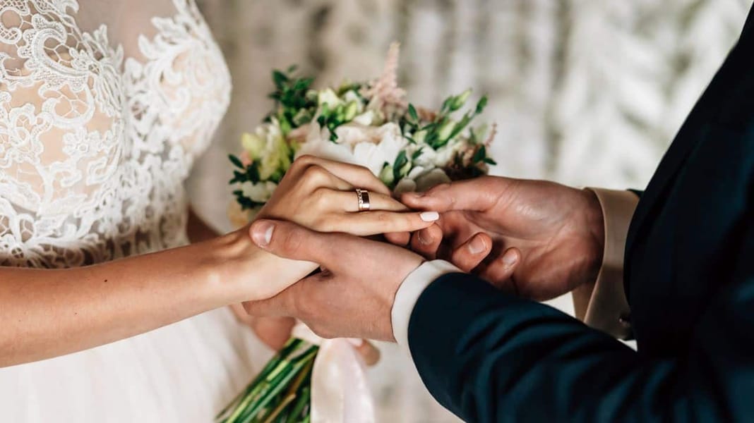 Échange des alliances lors d'un mariage en France.