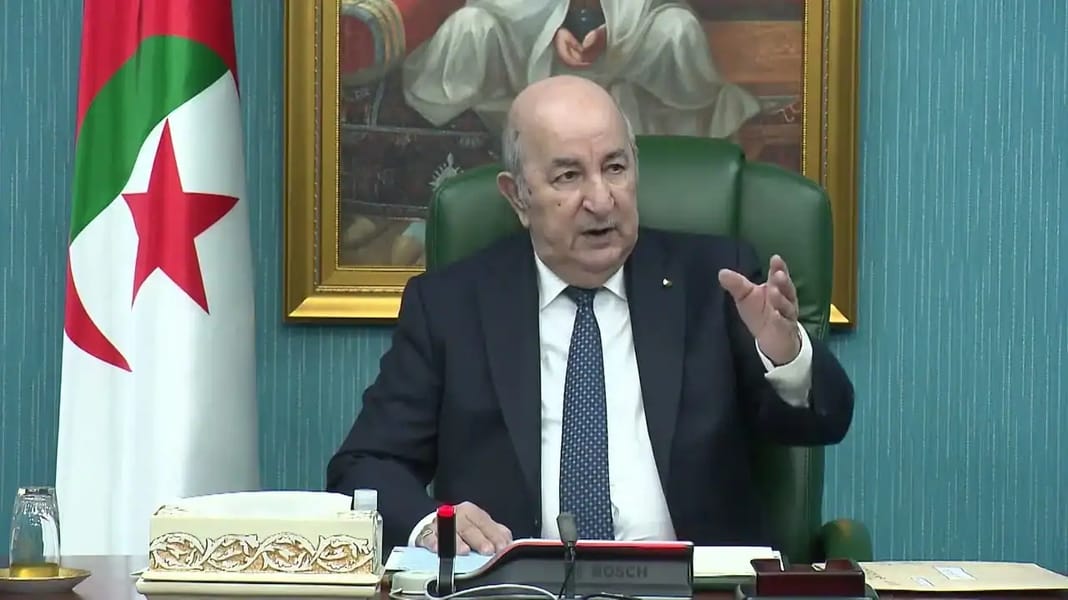 Algérie-France : un ex-ministre annonce la rupture Tebboune-Macron Le président Tebboune lors d'une réunion gouvernementale en Algérie.