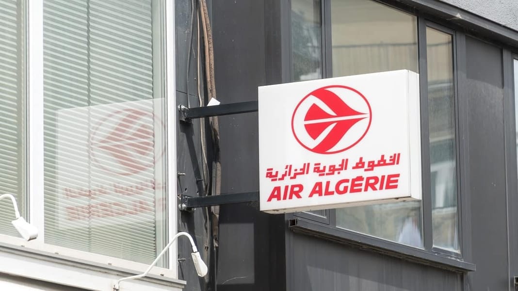Air Algérie ouvre Alger-Berlin : voici comment réserver Logo d'Air Algérie affiché sur la façade d'un bâtiment moderne.
