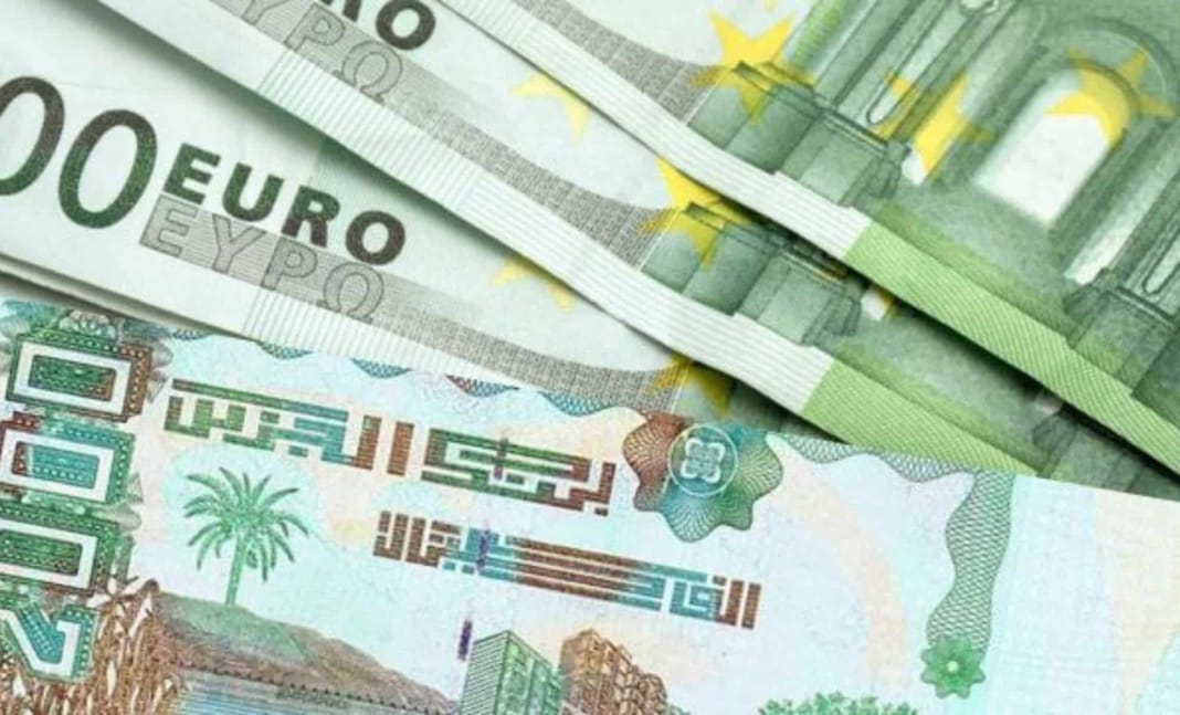 Dinar algérien face à l’euro et au dollar : le vrai taux du jour Billets d'euros et de dinar algérien en gros plan.