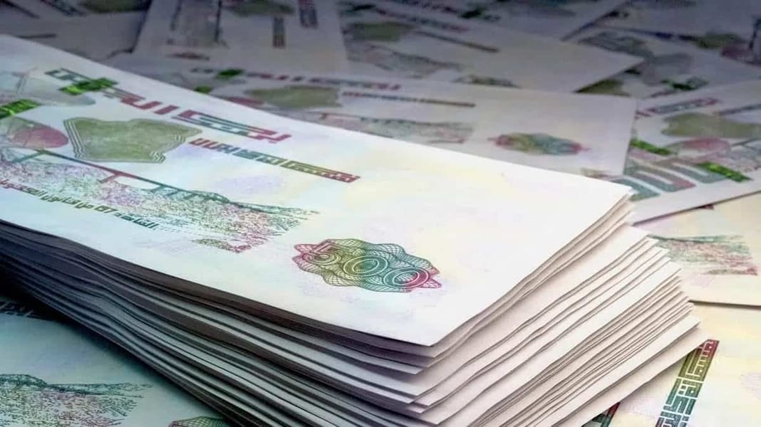 Algérie : comment les exportateurs détournent les devises Billets de banque algériens empilés pour illustrer le salaire minimum.