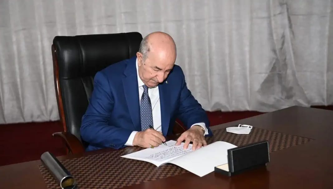 Tebboune limoge le SG du ministère de la Communication Le président Tebboune en train de signer un document officiel.
