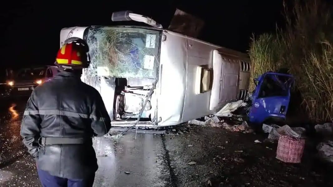 Tragédie en Tunisie : renversement d’un bus algérien, bilan lourd Bus renversé et véhicule accidenté lors d'une tragédie en Tunisie.