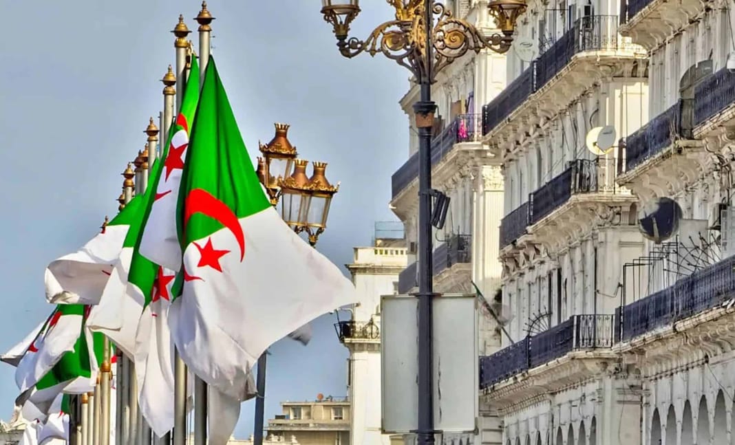 Drapeaux algériens sur une rue parisienne Drapeaux algériens flottant dans une rue de Paris avec bâtiments historiques.