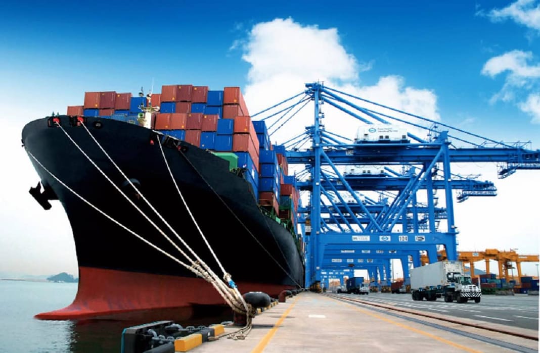 IME 2026 à Alger : le maritime et la logistique font leur retour Cargo ship at port with containers and cranes en Algérie.