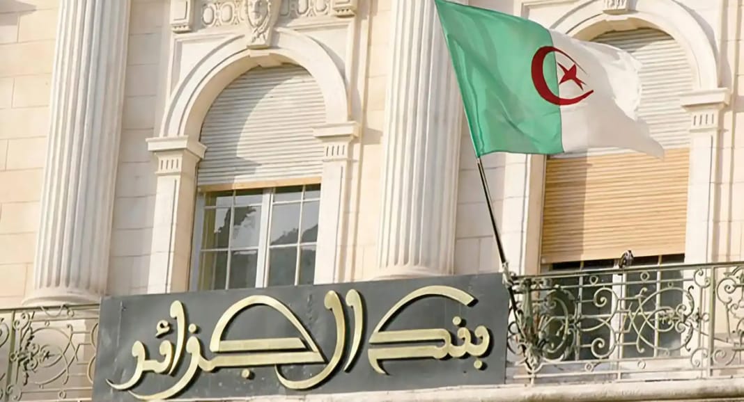 Allocation touristique 750 € : la mise en garde de la Banque d’Algérie Façade de la Banque d’Algérie avec drapeau national algérien.