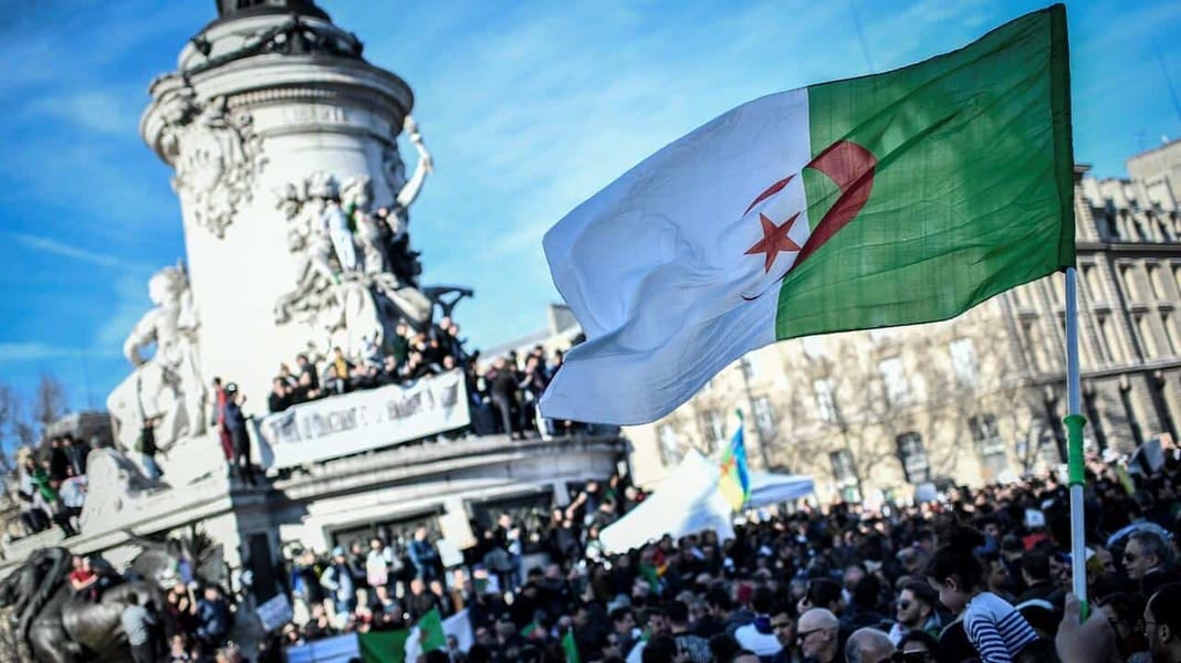 Algérie : ce que la diaspora peut investir dans son pays Drapeau algérien lors d'une manifestation à Paris.