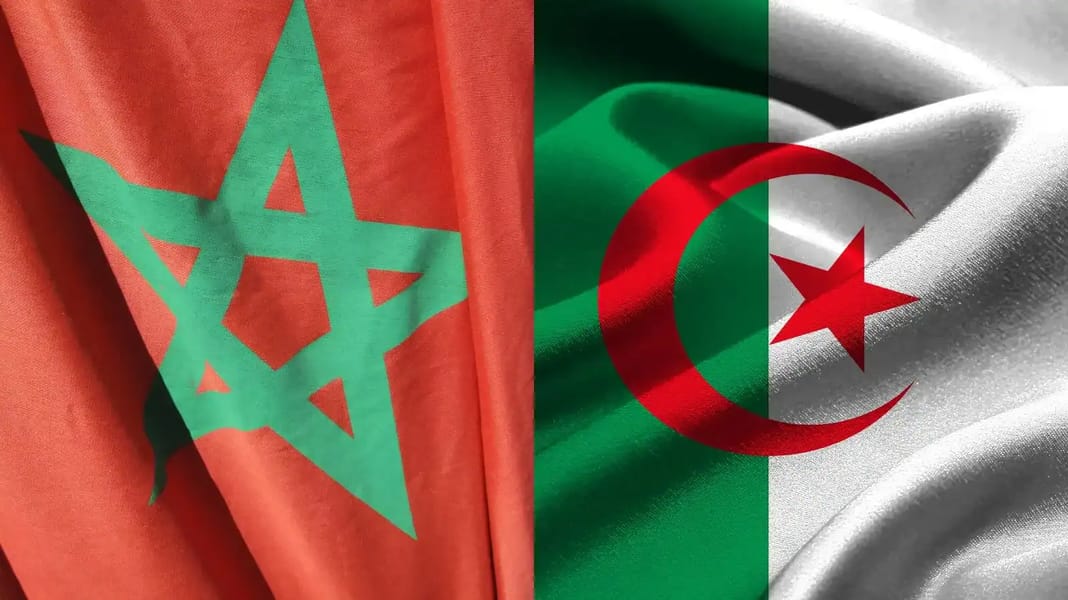 Drapeaux du Maroc et de l'Algérie côte à côte.