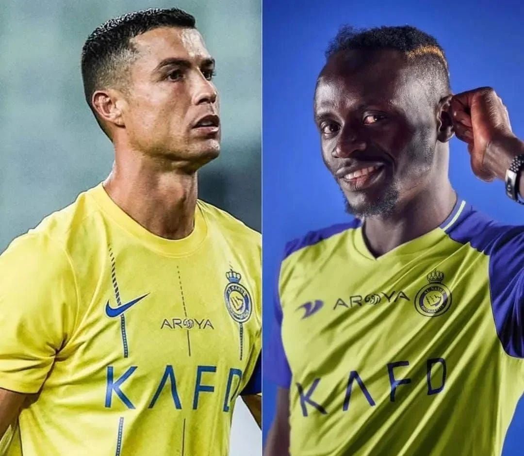 Sadio Mané et Cristiano Ronaldo en maillots de football en Arabie saoudite.