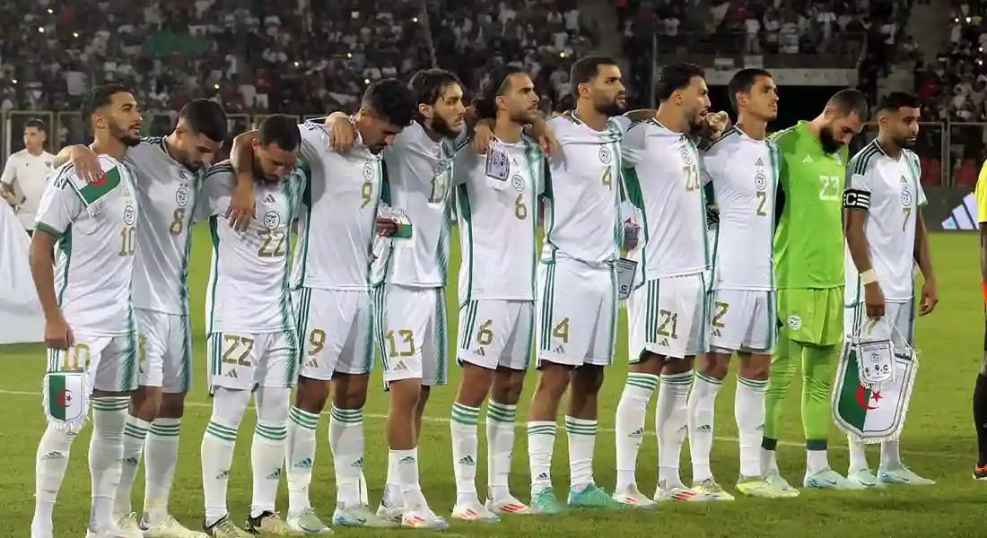 Les joueurs algériens alignés avant un match de football.