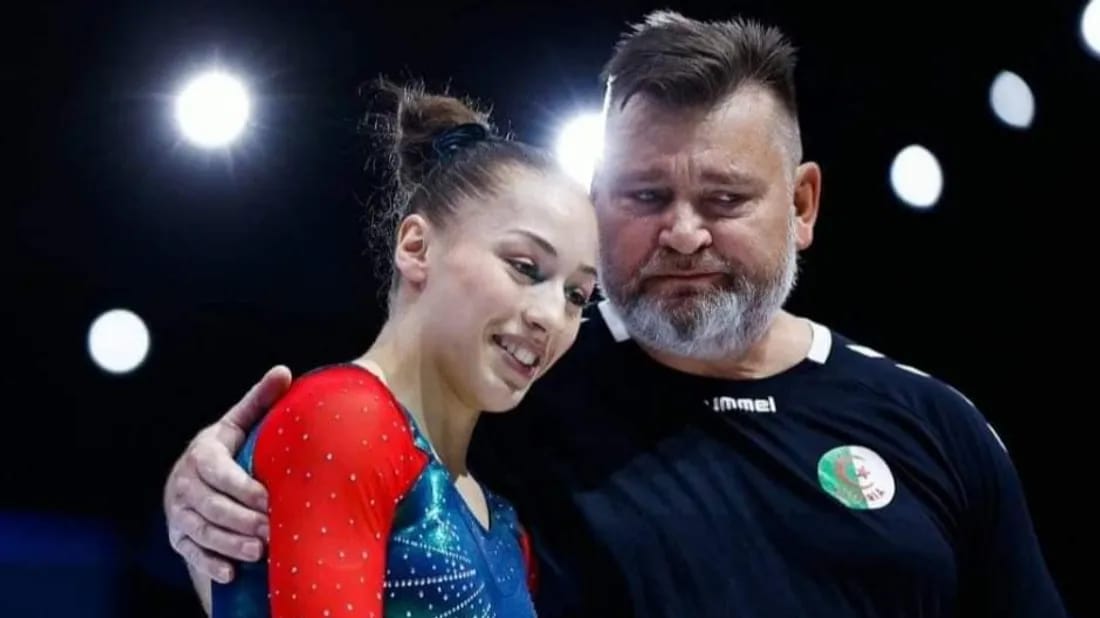 Kaylia Nemour recevant un prix lors d'une cérémonie aux Émirats arabes unis.