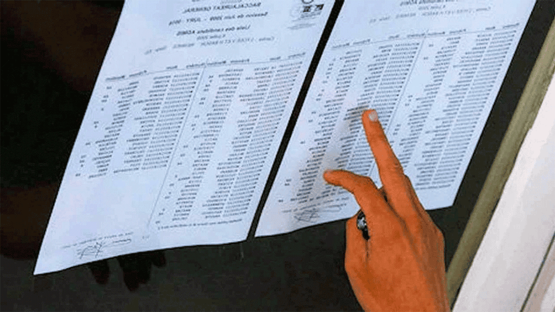 Liste de résultats d'examen affichée pour les candidats.