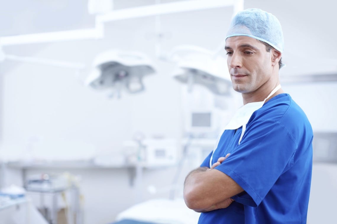 Chirurgien en salle d'opération, prêt pour une intervention médicale.