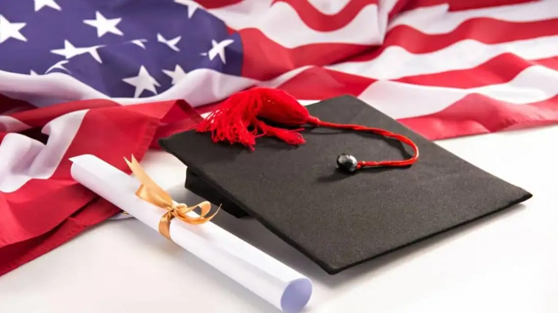 Diplôme avec chapeau de graduation et drapeau américain en arrière-plan.