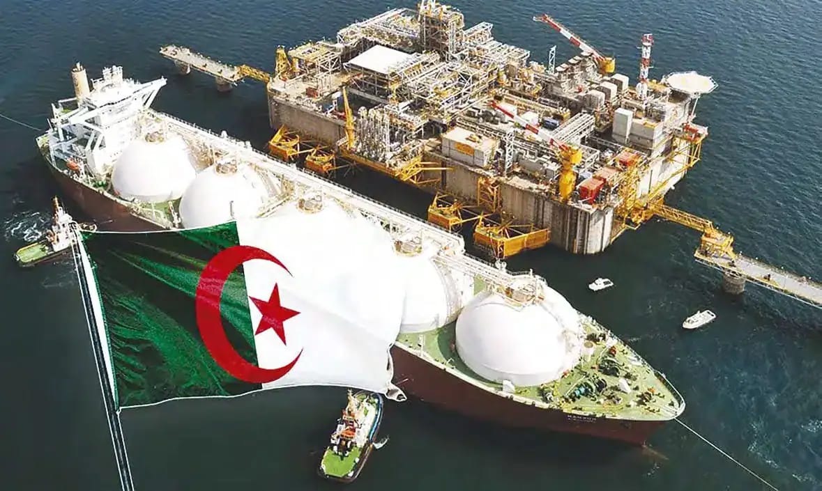 Pétrolier en mer avec drapeau algérien flottant.