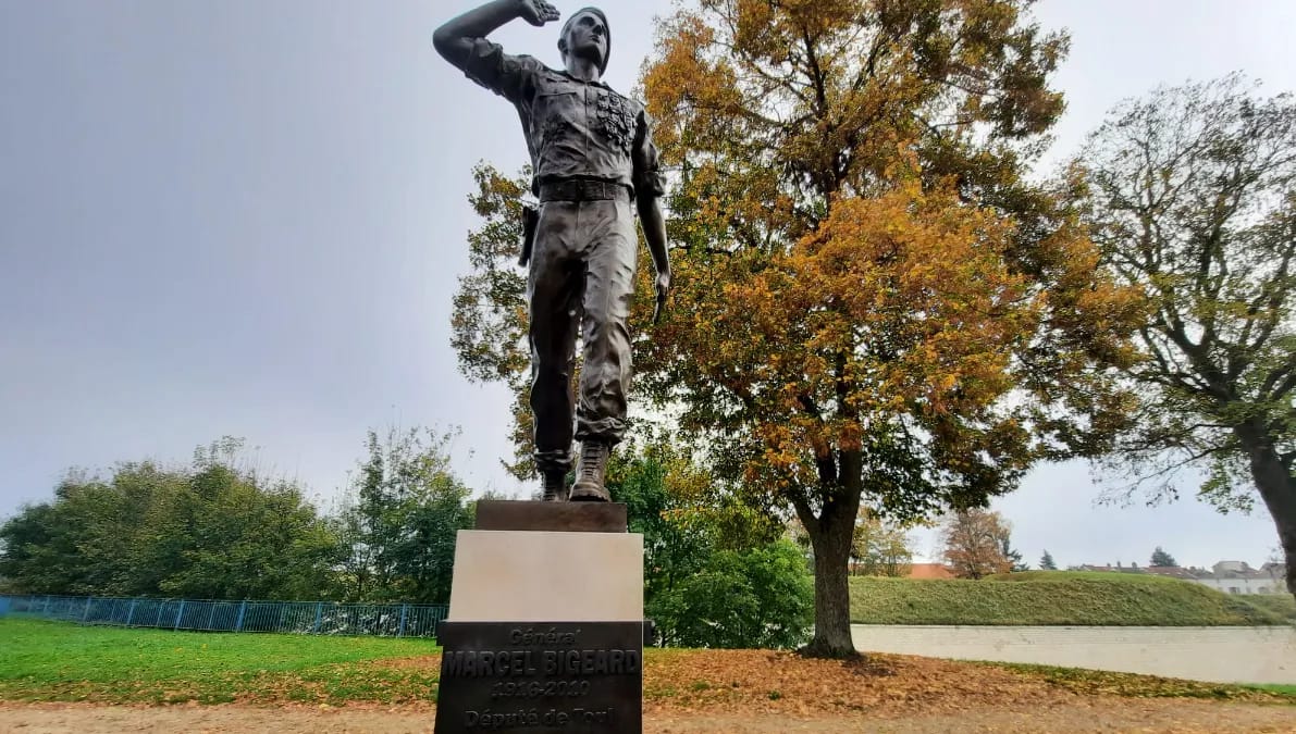 Controverse en France : une plainte pour retirer la statue d’un général accusé de crimes