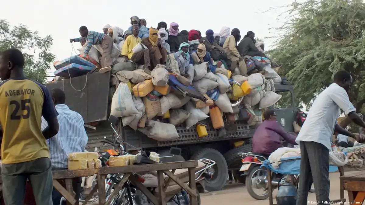 Migration massive de personnes sur un camion en Afrique.