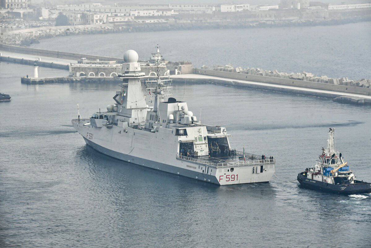 Fregate italienne F591 à Alger, port méditerranéen.