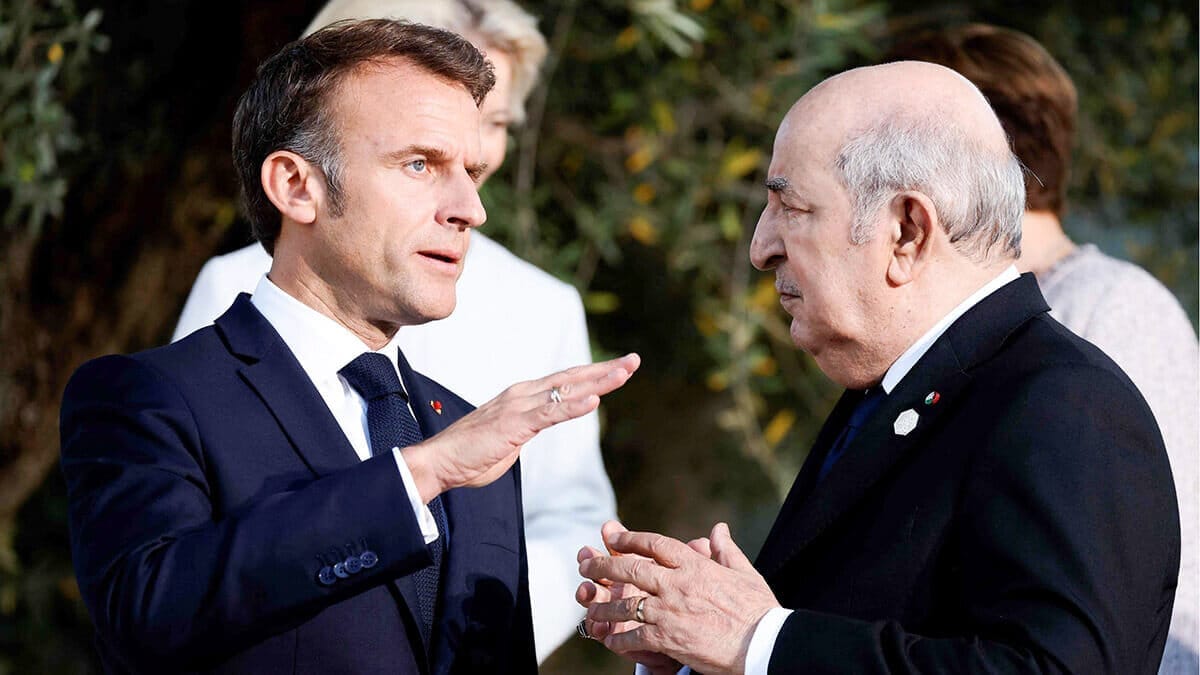 Emmanuel Macron en discussion avec un leader algérien lors d'une rencontre diplomatique.