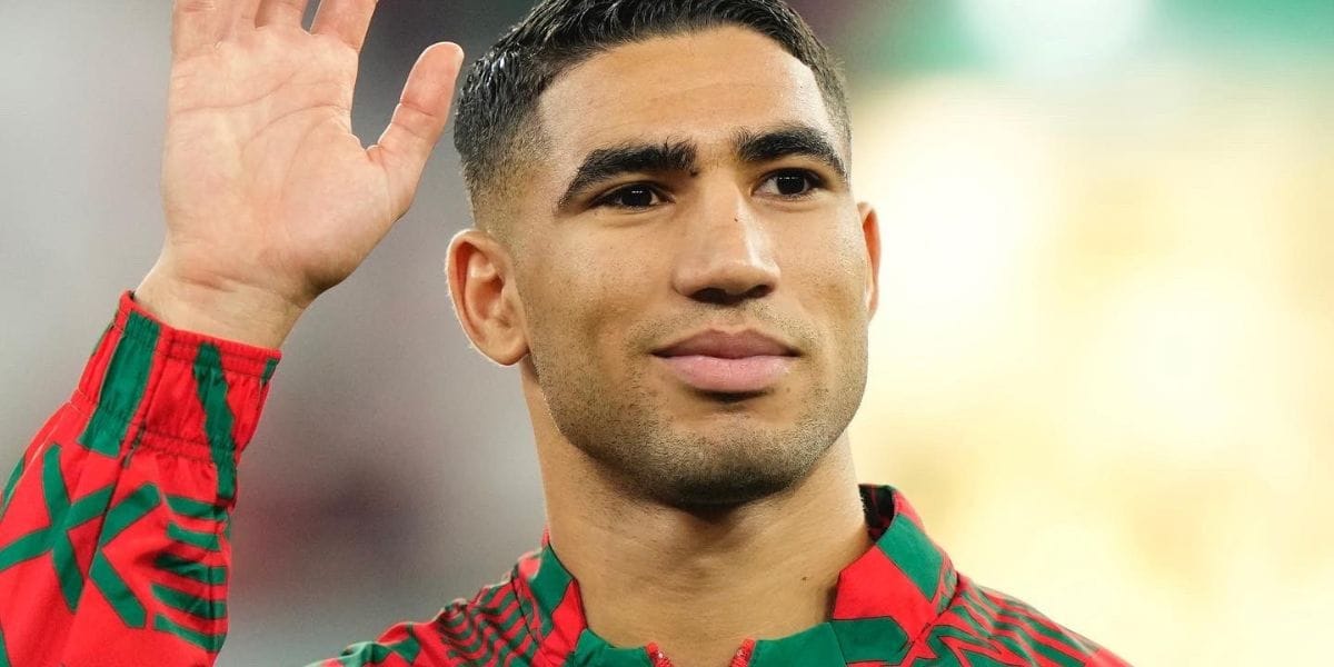 Achraf Hakimi saluant le public avec son maillot du Maroc.