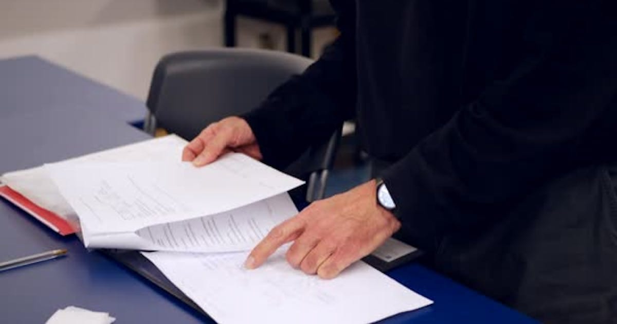 Personne vérifiant des documents administratifs pour le concours.