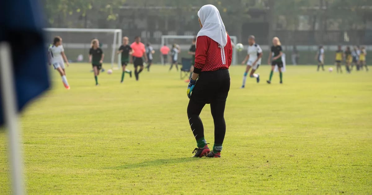 Interdiction du Hidjab dans le Sport en France : L'ONU condamne avec fermeté Joueuse voilée sur le terrain de football lors d'un match.