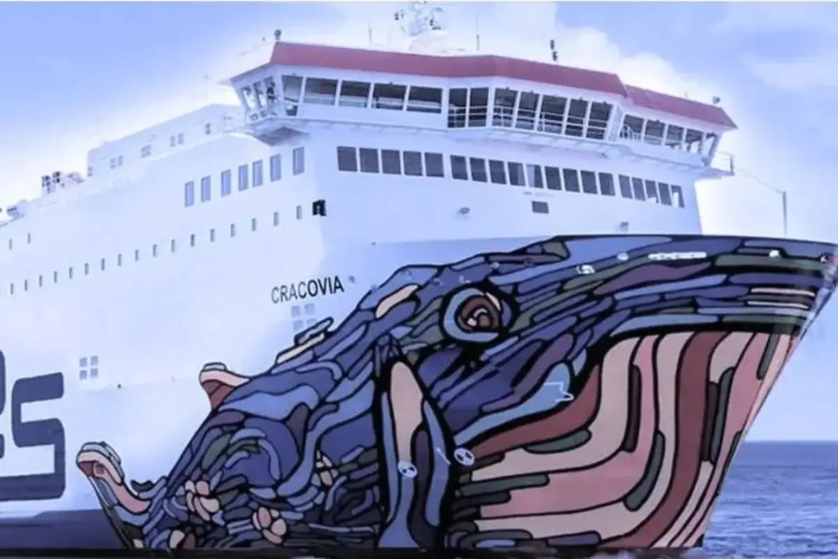 Ferry Cracovia avec peinture artistique d'un animal marin.
