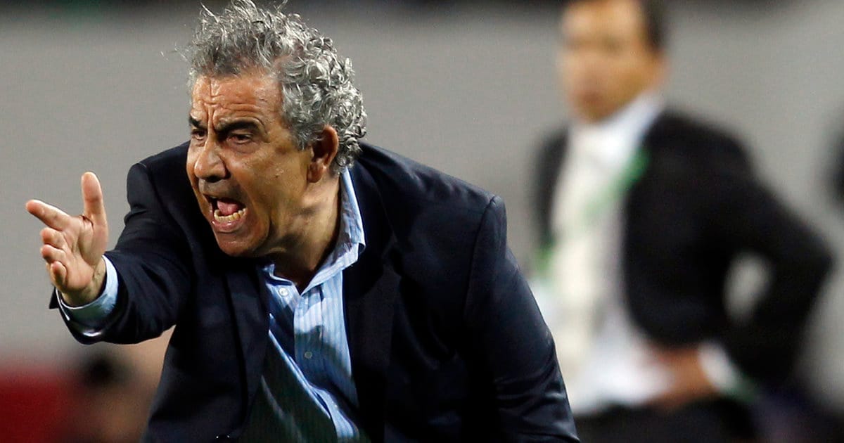 Faouzi Benzarti, entraîneur de football, en pleine expression lors d'un match.