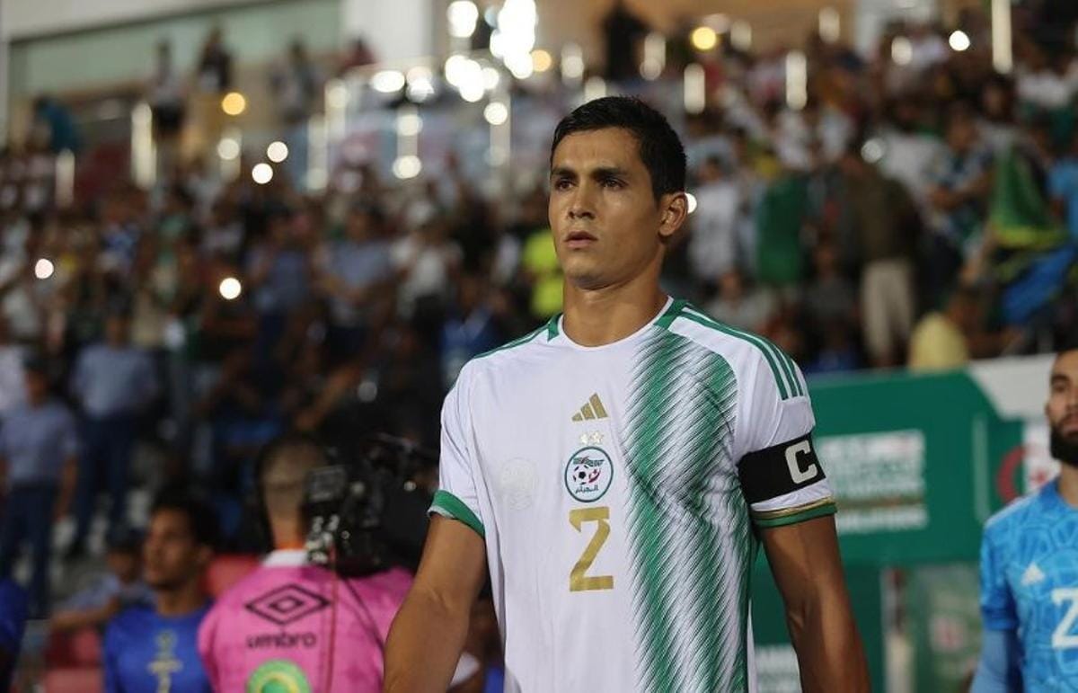 Aïssa Mandi lors d'un match avec l'équipe nationale d'Algérie.
