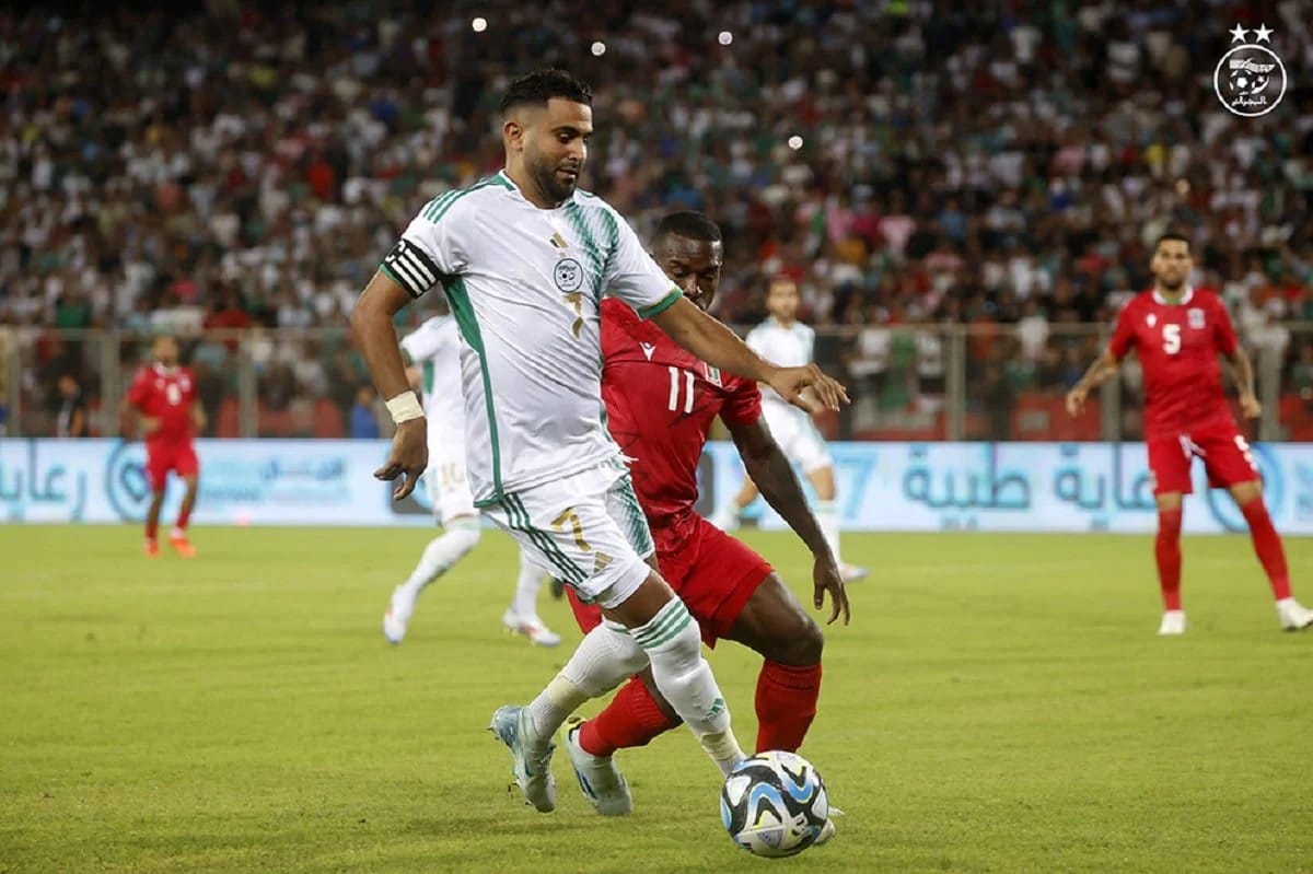 Élim CAN 2025 : C'est terminé ! L'Algérie tenue en échec en Guinée équatoriale, fin de série pour les Fennecs Joueur algérien en action lors du match de qualification à la CAN.