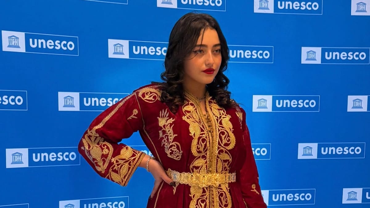 Inès Abdelli porte un caftan algérien lors d'un événement à l'UNESCO.