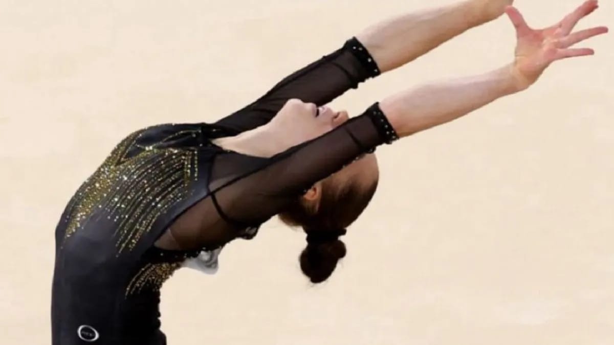 Kaylia Nemour lors d'une compétition de gymnastique en Algérie.