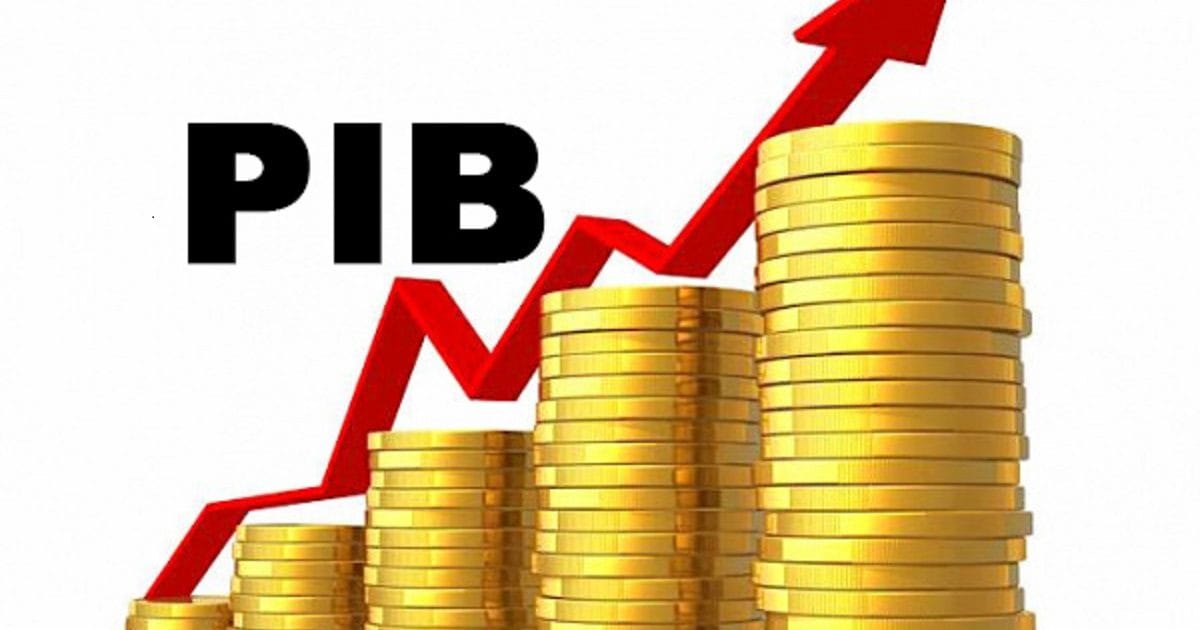 Graphique de croissance du PIB avec une flèche ascendante et des pièces d'or.