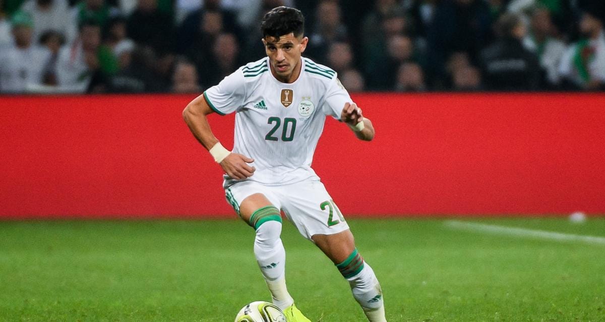 Youcef Atal en pleine action sur le terrain de football.