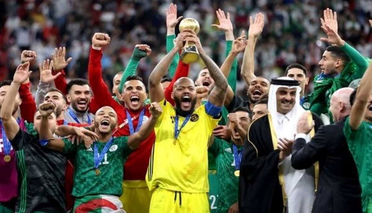 Les joueurs d'Algérie fêtent leur victoire avec enthousiasme.
