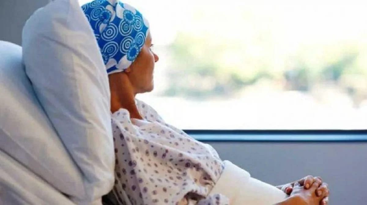 Femme malade en voyage, regardant par la fenêtre d'un train.