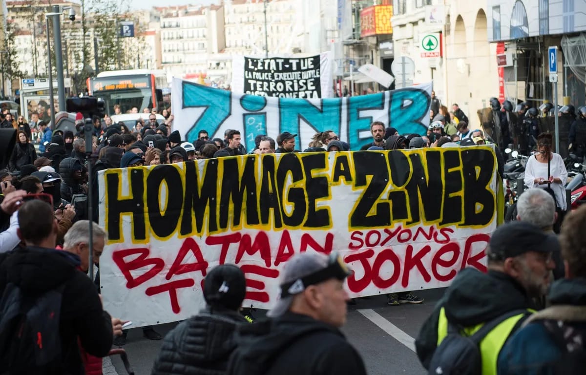 Manifestation en mémoire de Zineb Redouane avec pancartes et slogans.