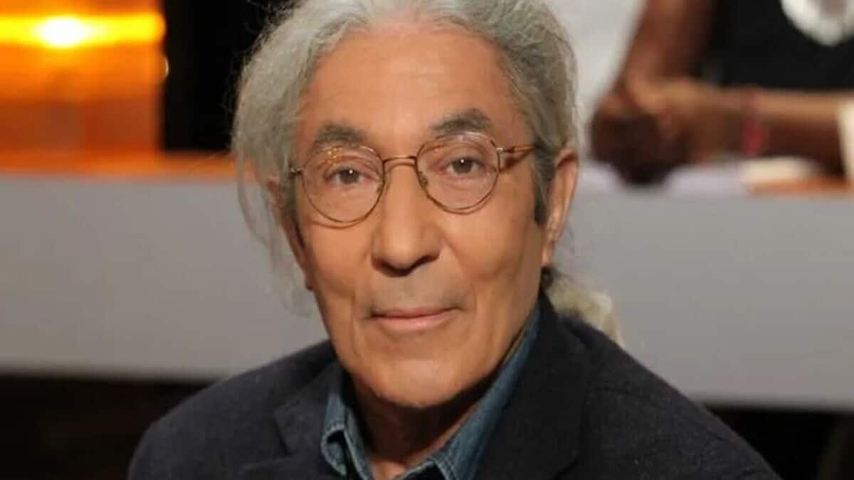 Nedjib Sidi Moussa lors d'une interview sur un plateau télévisé.