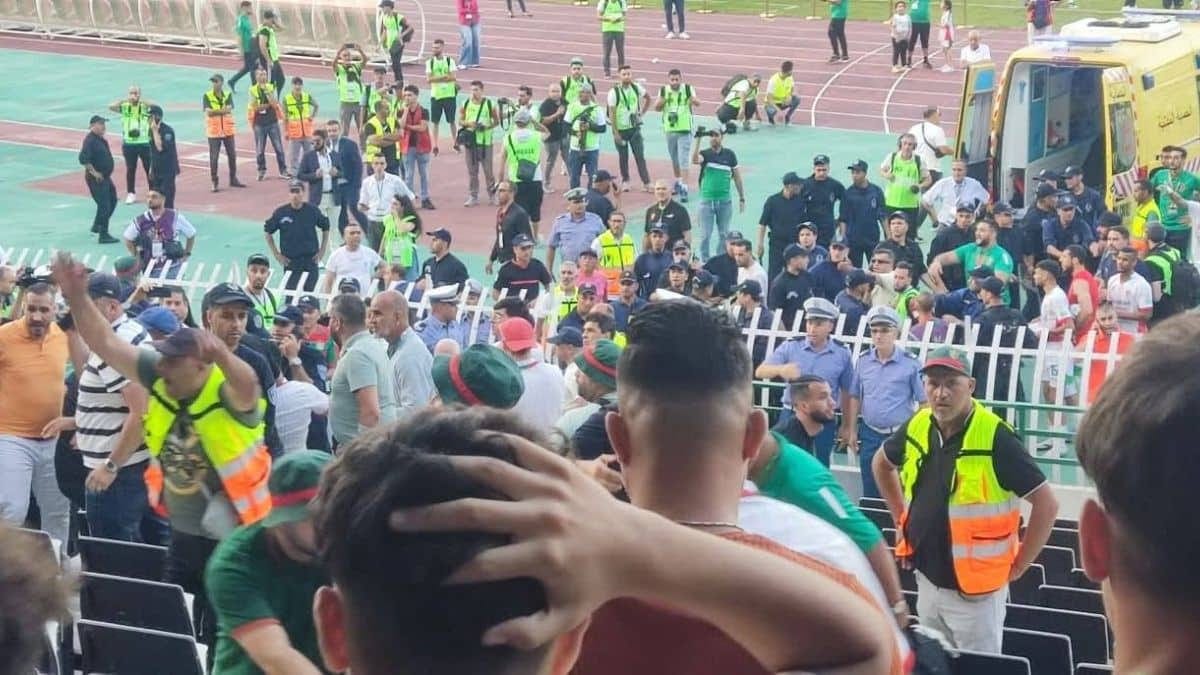 Vue de la scène avec victimes et secours lors de la tragédie au stade du 5-Juillet.