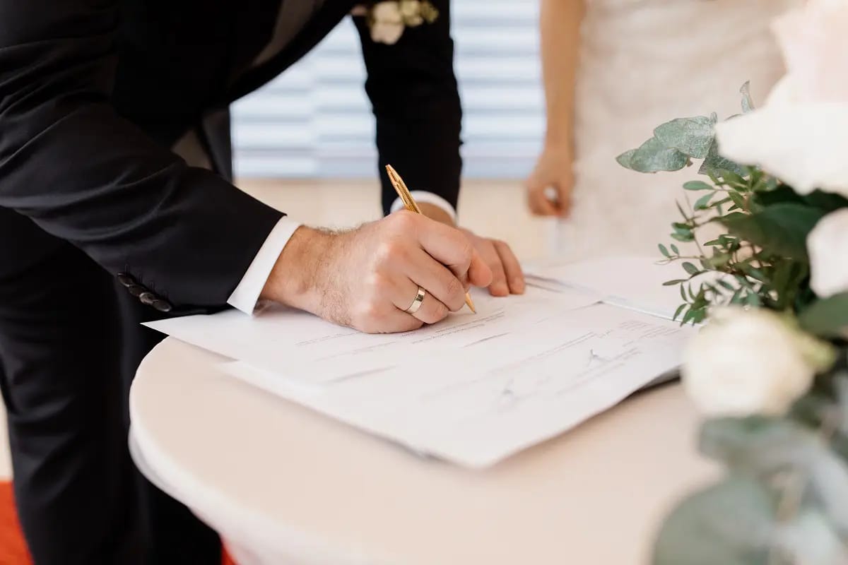 Nouvelles règles choc pour le mariage des sans-papiers en France