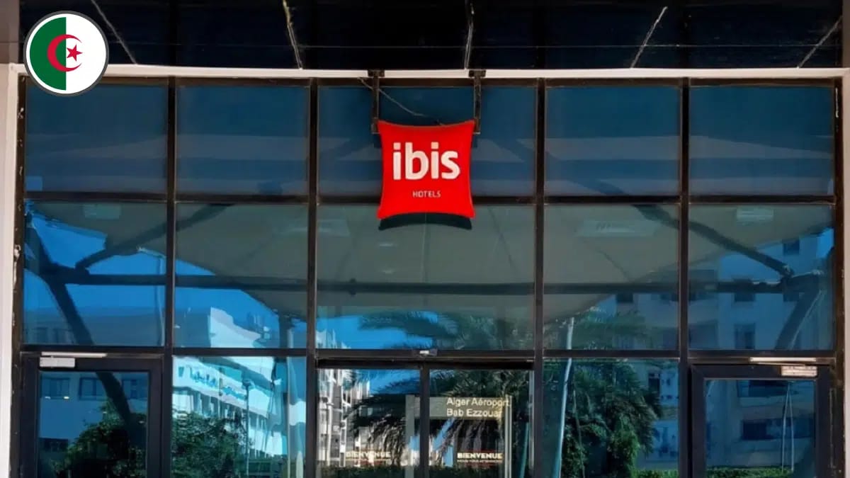 Façade de l'hôtel Ibis Alger Aéroport avec logo visible.