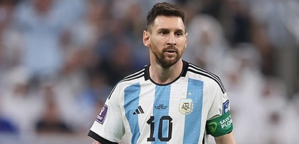 Lionel Messi en action avec le maillot argentin lors d'un match.