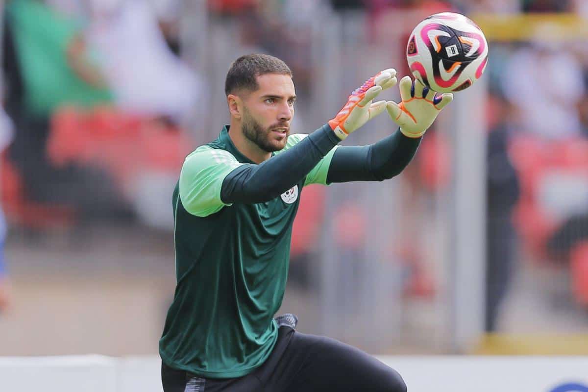 Luca Zidane en train de faire des exercices de gardien de but.