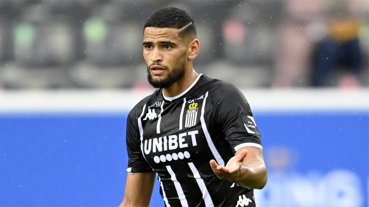 Chaton algérien en Belgique : la pétition qui émeut le web Footballeur algérien portant un maillot noir et blanc sur le terrain.