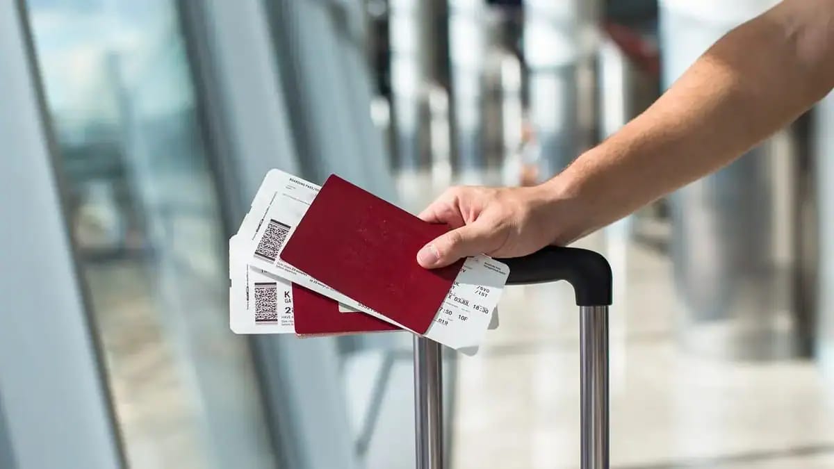 Passager avec passeports et billets d'avion à l'aéroport.