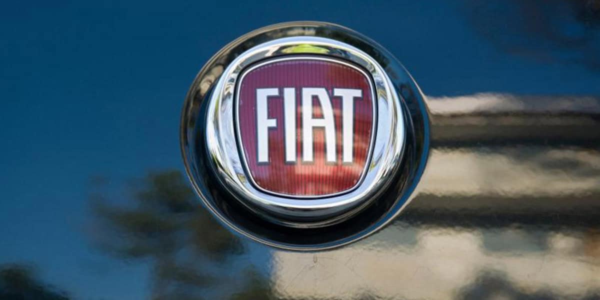 Logo Fiat sur une voiture, symbole de la marque automobile italienne.