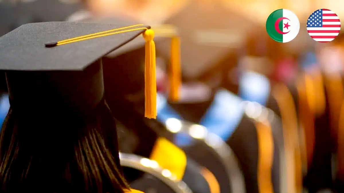 Étudiants diplômés avec chapeaux de graduation, symboles de réussite académique.
